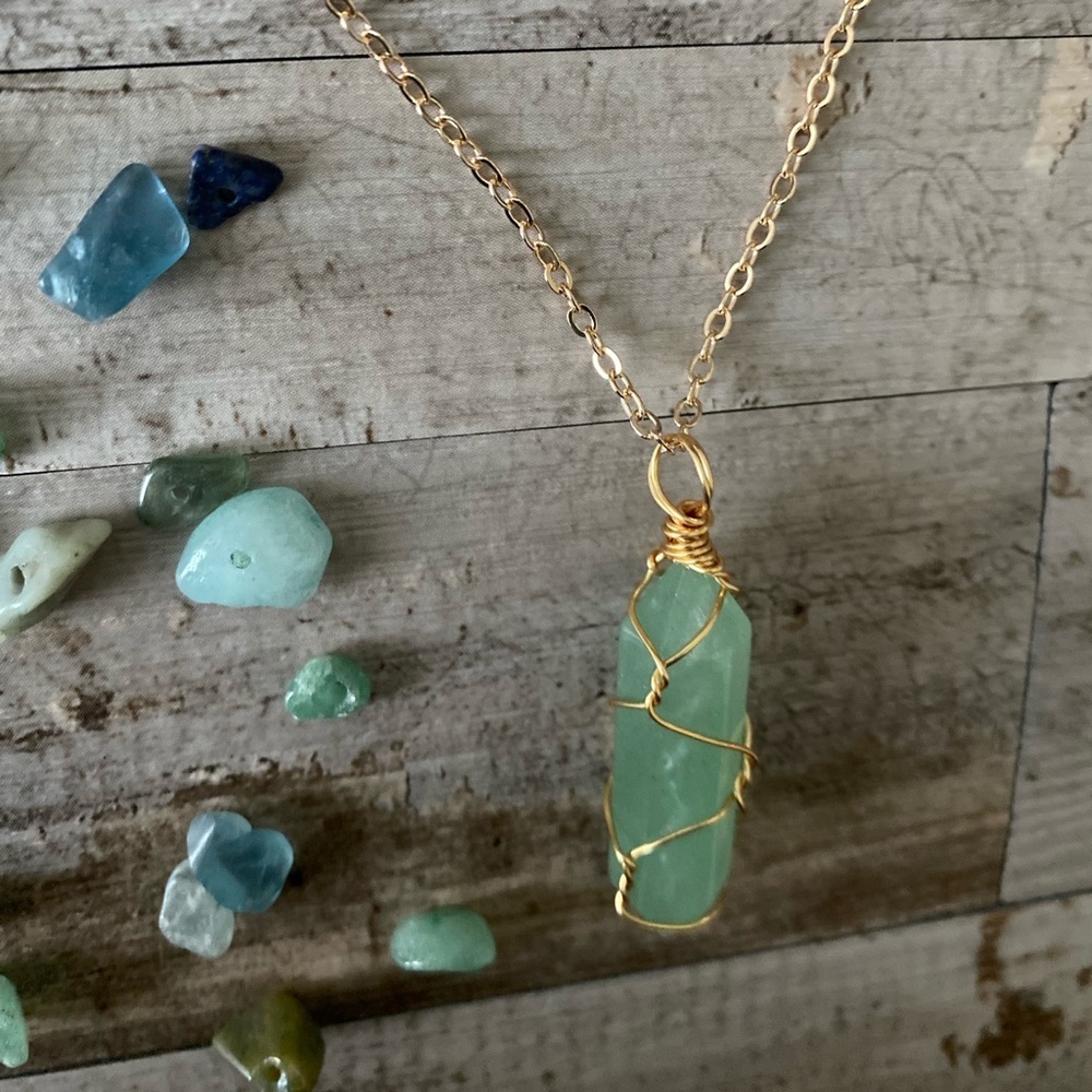 GREEN AVENTURINE crystal stone wire-wrapped pendant gold tone necklace n… - Picture 4 of 5